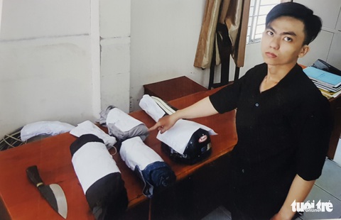 Nghi phạm kề dao vào cổ nữ nhân viên dọa cướp tiền khai gì? - Ảnh 1. Nghi phạm kề dao vào cổ nữ nhân viên dọa cướp tiền khai gì? - Ảnh 1.