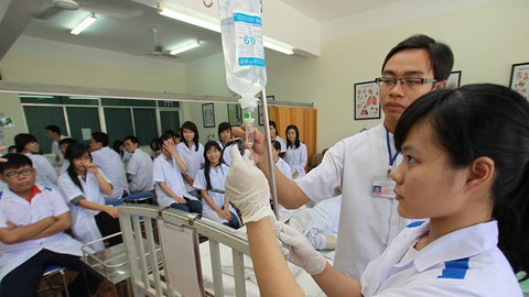 Cơ quan quản lý giáo dục hạ cấp học vị bác sĩ xuống cử nhân - Ảnh 1. Cơ quan quản lý giáo dục hạ cấp học vị bác sĩ xuống cử nhân - Ảnh 1.
