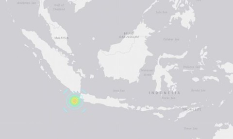 Động đất làm rung chuyển Indonesia, cảnh báo sóng thần cao 3m - Ảnh 2. Động đất làm rung chuyển Indonesia, cảnh báo sóng thần cao 3m - Ảnh 2.