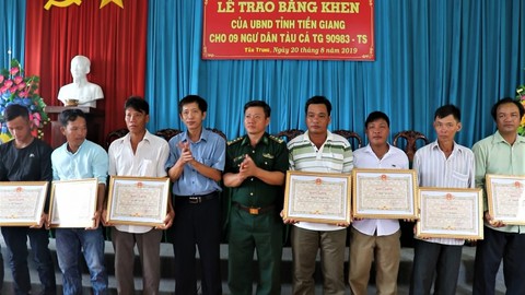 Khen thưởng 9 thuyền viên cứu nạn 22 ngư dân Philippines - Ảnh 1. Khen thưởng 9 thuyền viên cứu nạn 22 ngư dân Philippines - Ảnh 1.