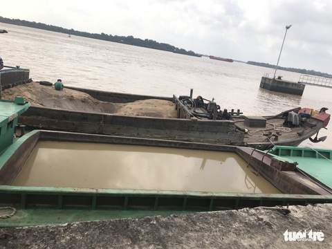 Dùng kiếm uy hiếp bộ đội biên phòng, giải vây đồng bọn khai thác cát trái phép - Ảnh 1. Dùng kiếm uy hiếp bộ đội biên phòng, giải vây đồng bọn khai thác cát trái phép - Ảnh 1.
