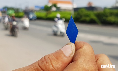 Chỉ 100m quốc lộ 1 ở quận 12 có hàng trăm miếng đinh sắc nhọn - Ảnh 3. Chỉ 100m quốc lộ 1 ở quận 12 có hàng trăm miếng đinh sắc nhọn - Ảnh 3.