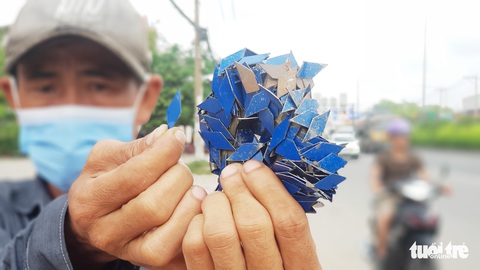 Chỉ 100m quốc lộ 1 ở quận 12 có hàng trăm miếng đinh sắc nhọn - Ảnh 1. Chỉ 100m quốc lộ 1 ở quận 12 có hàng trăm miếng đinh sắc nhọn - Ảnh 1.