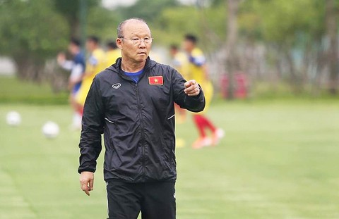Chờ ông Park giải bài toán khó - Ảnh 1. Chờ ông Park giải bài toán khó - Ảnh 1.