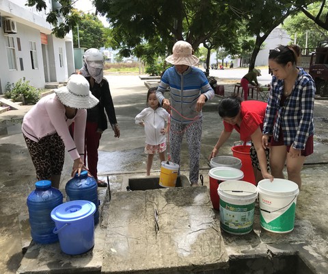Đà Nẵng: Trong 4 ngày phải xong đập ngăn mặn tạm trên sông - Ảnh 2. Đà Nẵng: Trong 4 ngày phải xong đập ngăn mặn tạm trên sông - Ảnh 2.