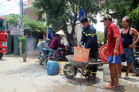 Miền Trung: Phải dùng xe cứu hỏa tiếp nước cho dân vùng hạn - Ảnh 5. Miền Trung: Phải dùng xe cứu hỏa tiếp nước cho dân vùng hạn - Ảnh 5.