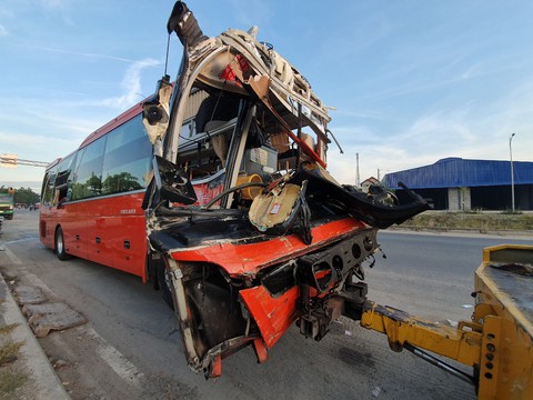 Hai xe khách va chạm, 1 người chết, 20 người bị thương - Ảnh 1. Hai xe khách va chạm, 1 người chết, 20 người bị thương - Ảnh 1.