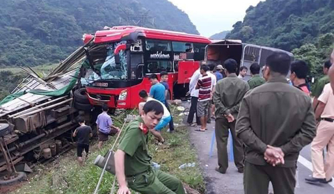 Hòa Bình: Xe khách đâm đuôi xe tải, 2 người chết, 7 người bị thương - Ảnh 1. Hòa Bình: Xe khách đâm đuôi xe tải, 2 người chết, 7 người bị thương - Ảnh 1.