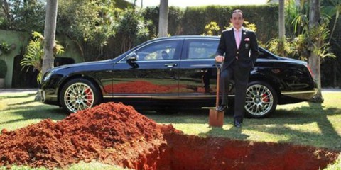 Chôn xe Bentley và thông điệp của tỉ phú Brazil - Ảnh 1. Chôn xe Bentley và thông điệp của tỉ phú Brazil - Ảnh 1.