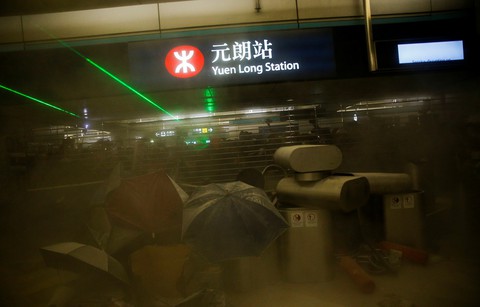 Nhà ga Hong Kong mịt mù khói khi người biểu tình xung đột với cảnh sát - Ảnh 1. Nhà ga Hong Kong mịt mù khói khi người biểu tình xung đột với cảnh sát - Ảnh 1.