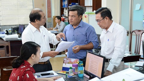 Bí thư kiêm chủ tịch: Phải tìm ra người thủ tròn hai vai - Ảnh 1. Bí thư kiêm chủ tịch: Phải tìm ra người thủ tròn hai vai - Ảnh 1.