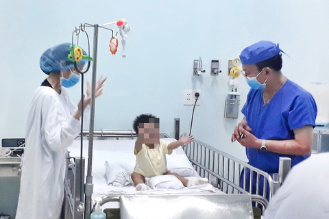 Ghép gan cách tuổi nhau nửa thế kỷ - Ảnh 1. Ghép gan cách tuổi nhau nửa thế kỷ - Ảnh 1.