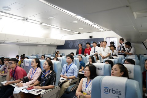 Vietjet cùng Bệnh viện bay chung tay mang ánh sáng tới hàng triệu đôi mắt - Ảnh 3. Vietjet cùng Bệnh viện bay chung tay mang ánh sáng tới hàng triệu đôi mắt - Ảnh 3.