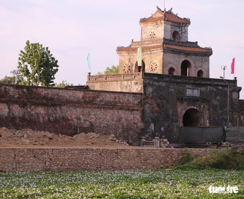 Sửa sai ở bờ kè Hộ Thành hào, đơn vị thi công xin thêm 2 tháng - Ảnh 1. Sửa sai ở bờ kè Hộ Thành hào, đơn vị thi công xin thêm 2 tháng - Ảnh 1.