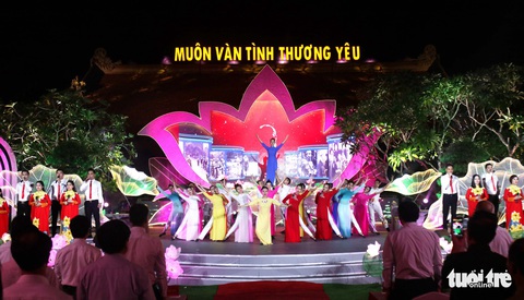 Sâu lắng chương trình nghệ thuật ‘Muôn vàn tình thương yêu’ - Ảnh 1. Sâu lắng chương trình nghệ thuật ‘Muôn vàn tình thương yêu’ - Ảnh 1.
