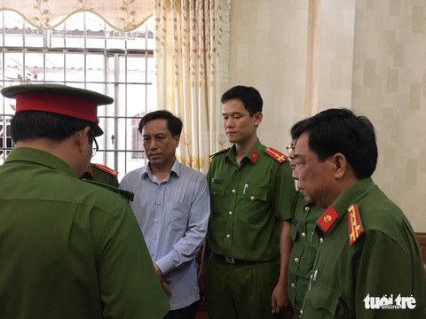 Bắt nguyên chủ tịch và phó chủ tịch UBND thành phố Trà Vinh - Ảnh 1. Bắt nguyên chủ tịch và phó chủ tịch UBND thành phố Trà Vinh - Ảnh 1.
