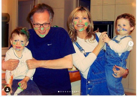 Người dẫn chương trình Larry King nộp đơn ly hôn lần 8 với người vợ thứ 7 - Ảnh 2. Người dẫn chương trình Larry King nộp đơn ly hôn lần 8 với người vợ thứ 7 - Ảnh 2.
