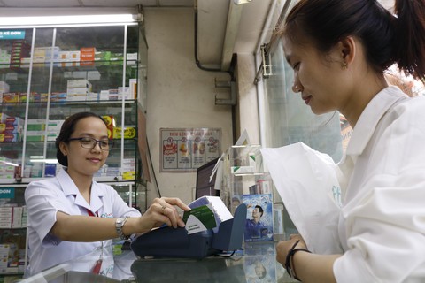 Trường học, bệnh viện sẽ lắp đặt thiết bị thanh toán không tiền mặt - Ảnh 1. Trường học, bệnh viện sẽ lắp đặt thiết bị thanh toán không tiền mặt - Ảnh 1.