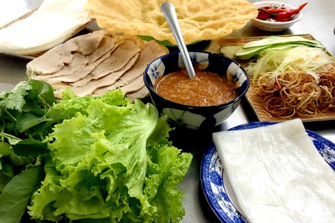 Bánh cuốn Quảng Trị sao thiếu được vị cay nồng nước chấm - Ảnh 1. Bánh cuốn Quảng Trị sao thiếu được vị cay nồng nước chấm - Ảnh 1.