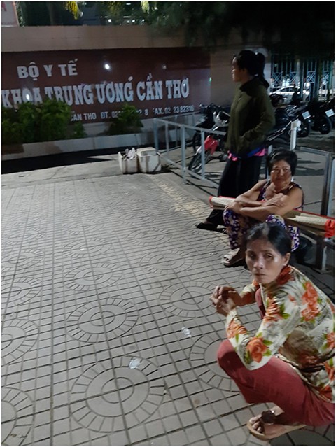 Tại sao bệnh viện mời người nuôi bệnh ra đường giữa khuya? - Ảnh 1. Tại sao bệnh viện mời người nuôi bệnh ra đường giữa khuya? - Ảnh 1.