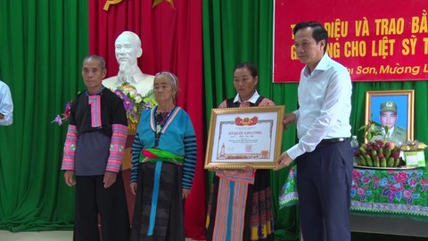 Công nhận liệt sĩ trưởng công an xã hy sinh khi giúp dân chống lũ - Ảnh 1. Công nhận liệt sĩ trưởng công an xã hy sinh khi giúp dân chống lũ - Ảnh 1.