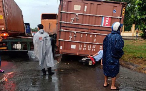 Sở đề nghị công an xử lý xe đầu kéo không khóa gù container - Ảnh 1. Sở đề nghị công an xử lý xe đầu kéo không khóa gù container - Ảnh 1.
