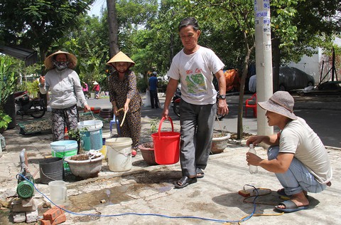 Miền Trung vật vã khát: Hồ cạn, sông mặn, dân thức đêm hứng nước - Ảnh 4. Miền Trung vật vã khát: Hồ cạn, sông mặn, dân thức đêm hứng nước - Ảnh 4.