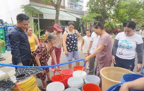Miền Trung vật vã khát: Hồ cạn, sông mặn, dân thức đêm hứng nước - Ảnh 1. Miền Trung vật vã khát: Hồ cạn, sông mặn, dân thức đêm hứng nước - Ảnh 1.