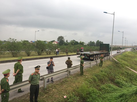 Thực nghiệm vụ xe container đâm xe Innova đi lùi trên cao tốc Thái Nguyên - Ảnh 1. Thực nghiệm vụ xe container đâm xe Innova đi lùi trên cao tốc Thái Nguyên - Ảnh 1.