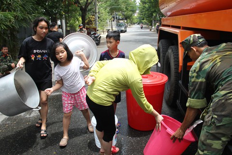 Trường học đóng cửa, xe quân đội tiếp nước cho dân - Ảnh 4. Trường học đóng cửa, xe quân đội tiếp nước cho dân - Ảnh 4.