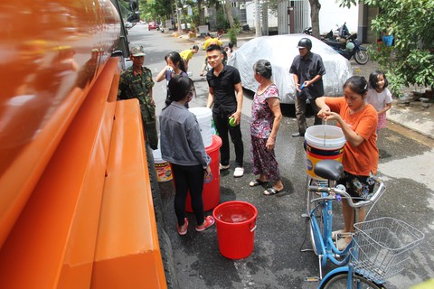 Trường học đóng cửa, xe quân đội tiếp nước cho dân - Ảnh 1. Trường học đóng cửa, xe quân đội tiếp nước cho dân - Ảnh 1.