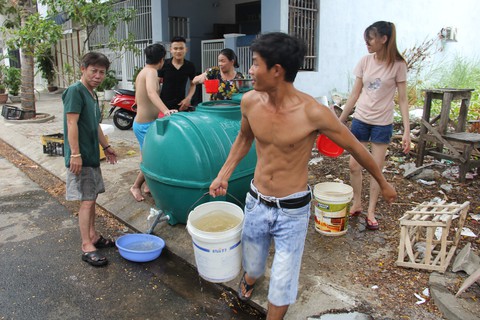 Trường học đóng cửa, xe quân đội tiếp nước cho dân - Ảnh 2. Trường học đóng cửa, xe quân đội tiếp nước cho dân - Ảnh 2.