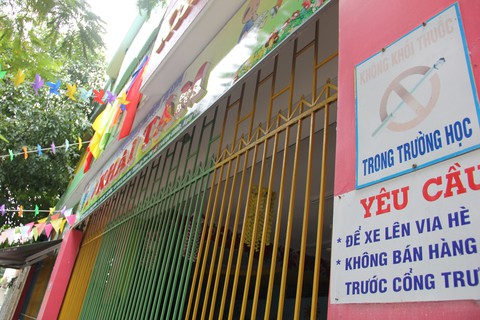 Trường học đóng cửa, xe quân đội tiếp nước cho dân - Ảnh 5. Trường học đóng cửa, xe quân đội tiếp nước cho dân - Ảnh 5.