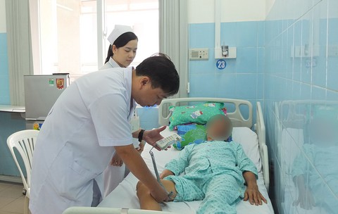Làm gì với bom nổ chậm trong bụng? - Ảnh 1. Làm gì với bom nổ chậm trong bụng? - Ảnh 1.