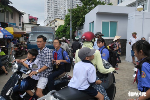 Xốn mắt với cảnh chở con nhỏ không đội nón bảo hiểm - Ảnh 1. Xốn mắt với cảnh chở con nhỏ không đội nón bảo hiểm - Ảnh 1.