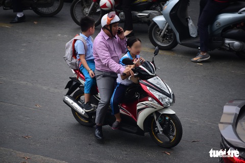 Xốn mắt với cảnh chở con nhỏ không đội nón bảo hiểm - Ảnh 11. Xốn mắt với cảnh chở con nhỏ không đội nón bảo hiểm - Ảnh 11.