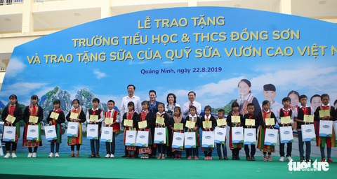 Vinamilk tặng hơn 71.000 ly sữa cho học sinh vùng cao tại Quảng Ninh - Ảnh 1. Vinamilk tặng hơn 71.000 ly sữa cho học sinh vùng cao tại Quảng Ninh - Ảnh 1.