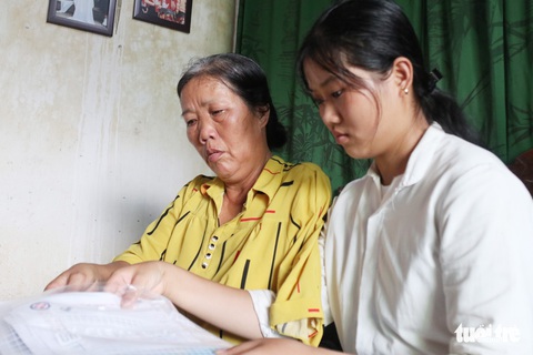 Rớt nước mắt nữ sinh điểm cao đóng khung giấy báo nhập học làm kỷ niệm - Ảnh 5. Rớt nước mắt nữ sinh điểm cao đóng khung giấy báo nhập học làm kỷ niệm - Ảnh 5.