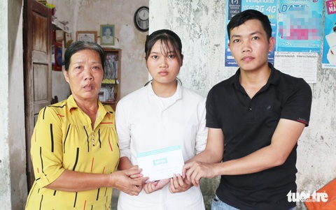 Rớt nước mắt nữ sinh điểm cao đóng khung giấy báo nhập học làm kỷ niệm - Ảnh 7. Rớt nước mắt nữ sinh điểm cao đóng khung giấy báo nhập học làm kỷ niệm - Ảnh 7.
