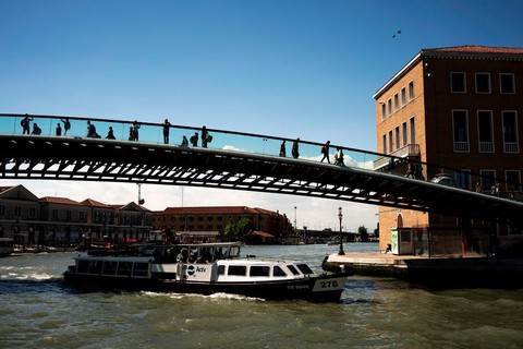 Venice phạt kiến trúc sư 86.000 USD vì xây cầu yếu - Ảnh 1. Venice phạt kiến trúc sư 86.000 USD vì xây cầu yếu - Ảnh 1.