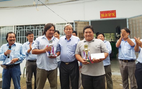 Người lớn thi uống rượu, khoe tiền, học sinh lại là tấm gương - Ảnh 1. Người lớn thi uống rượu, khoe tiền, học sinh lại là tấm gương - Ảnh 1.
