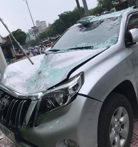 Hi hữu xe Toyota Vios húc tung cửa kính showroom, bay từ tầng 2 xuống đất - Ảnh 2. Hi hữu xe Toyota Vios húc tung cửa kính showroom, bay từ tầng 2 xuống đất - Ảnh 2.
