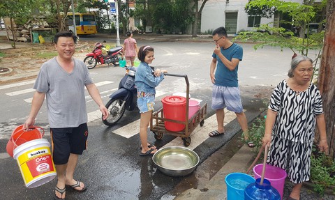 Đà Nẵng: Dân khoan giếng, chấp nhận dùng nước hôi mùi bùn để sinh hoạt - Ảnh 1. Đà Nẵng: Dân khoan giếng, chấp nhận dùng nước hôi mùi bùn để sinh hoạt - Ảnh 1.