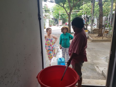 Đà Nẵng: Dân khoan giếng, chấp nhận dùng nước hôi mùi bùn để sinh hoạt - Ảnh 2. Đà Nẵng: Dân khoan giếng, chấp nhận dùng nước hôi mùi bùn để sinh hoạt - Ảnh 2.