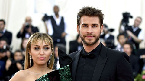 Liam Hemsworth - Miley Cyrus: 10 năm bên nhau, 7 tháng hôn nhân, ly hôn ồn ào - Ảnh 1. Liam Hemsworth - Miley Cyrus: 10 năm bên nhau, 7 tháng hôn nhân, ly hôn ồn ào - Ảnh 1.