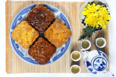 Bánh trung thu nướng tại gia, chồng nhồi bột, vợ xào nhân - Ảnh 2. Bánh trung thu nướng tại gia, chồng nhồi bột, vợ xào nhân - Ảnh 2.