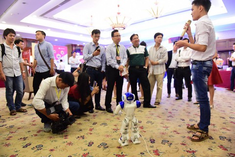 Thời robot, xe hơi bay, cha mẹ có dám trở lại làm học trò vì con? - Ảnh 1. Thời robot, xe hơi bay, cha mẹ có dám trở lại làm học trò vì con? - Ảnh 1.