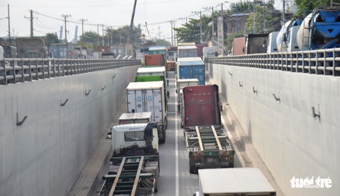 Xe container tông liên hoàn, hướng ra vào cảng Cát Lái tê liệt - Ảnh 3.