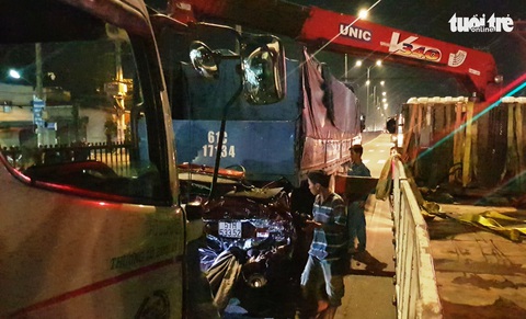 Xe bị ép bẹp dúm khi dừng đèn đỏ, cả gia đình may mắn thoát chết - Ảnh 3. Xe bị ép bẹp dúm khi dừng đèn đỏ, cả gia đình may mắn thoát chết - Ảnh 3.