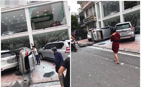 Hi hữu xe Toyota Vios húc tung cửa kính showroom, bay từ tầng 2 xuống đất - Ảnh 1. Hi hữu xe Toyota Vios húc tung cửa kính showroom, bay từ tầng 2 xuống đất - Ảnh 1.